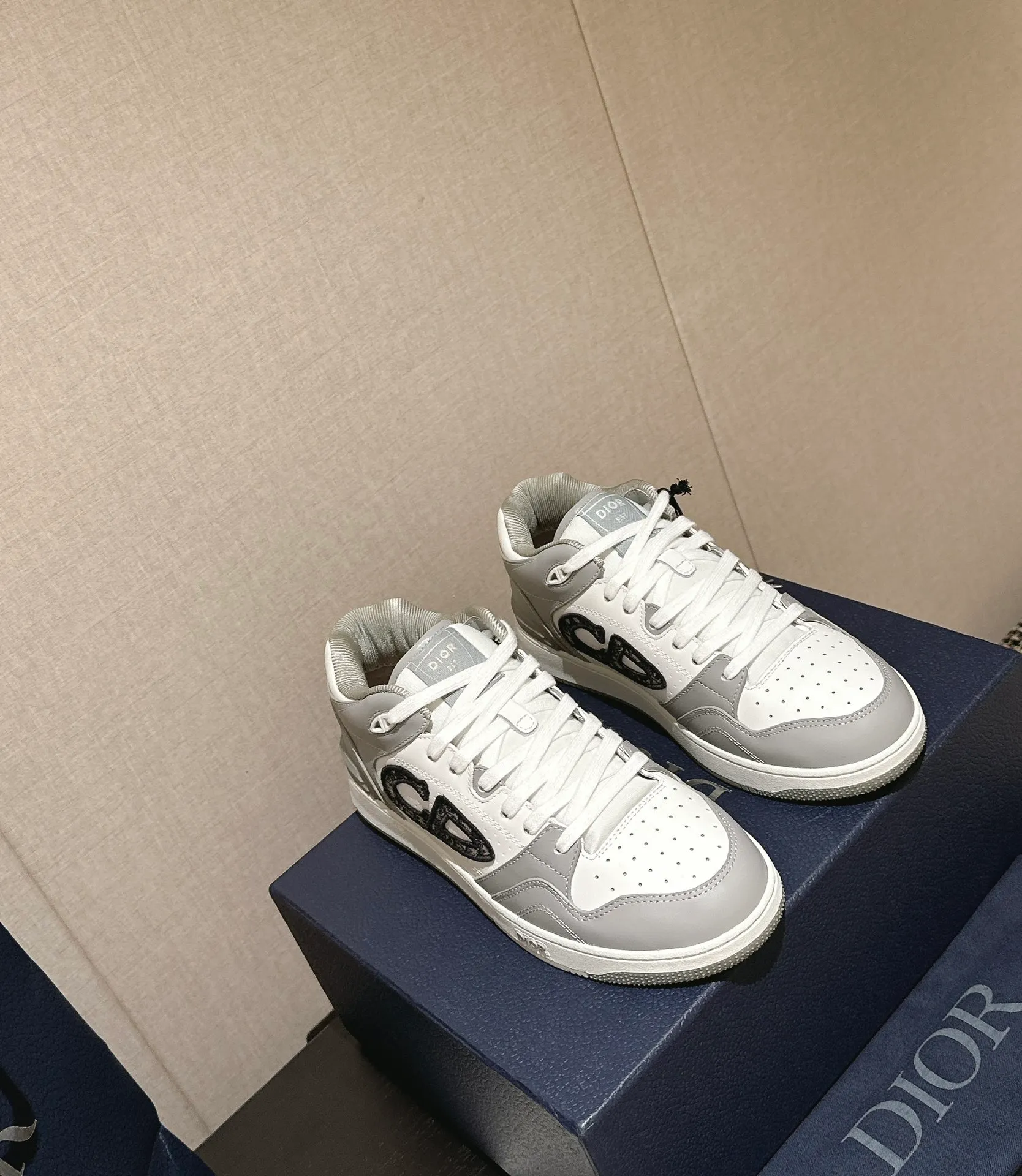 👟👟Ex-factory price 680👟👟. Dior 2024 model B57 popular casual shoe mid-top version, couple model, original explosion-proof one-to-one perfect reproduction, craftsmanship details in place, original customized materials, awesome, latest element combination, fashionable and casual personality, versatile Fabric: original fabric cowhide, mesh, electric embroidery plus 3D printing Inner: imported breathable mesh feet: original molding pad outsole: original one-to-one mold opening T👟👟Ex-factory price U Size: women’s size 35-40~men’s size 39-45